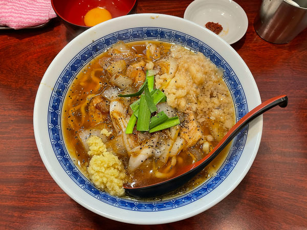 「スタミナ中華　生姜　アブラ　カラメ+生卵　930」@中華そば たた味の写真