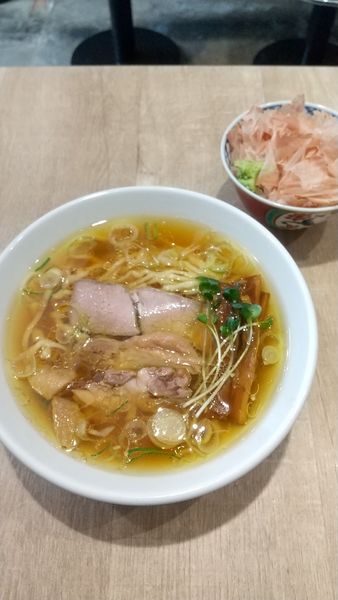 「手打親鶏中華そば（中太麺）820円、本わさび小丼350円」@手打 親鶏中華そば 綾川の写真