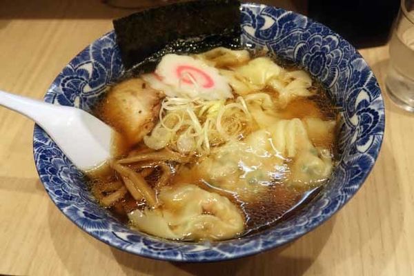 「ワンタン麺　700円」@肉厚わんたん麺と手作り焼売 ら麺亭 浅草支店の写真