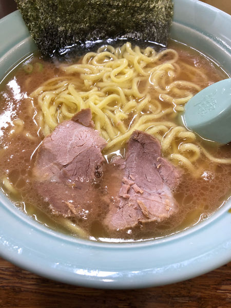 「中ラーメン固め濃いめ」@まこと家の写真