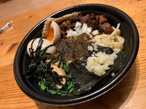 「【テイクアウト】汁なしブラック」@麺Dining Number Nine 09の写真