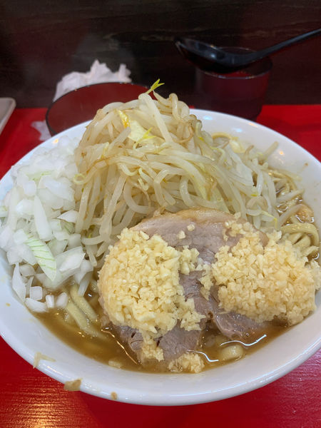 「ラーメン小+玉ねぎ+生卵」@鷹の目 大宮店の写真