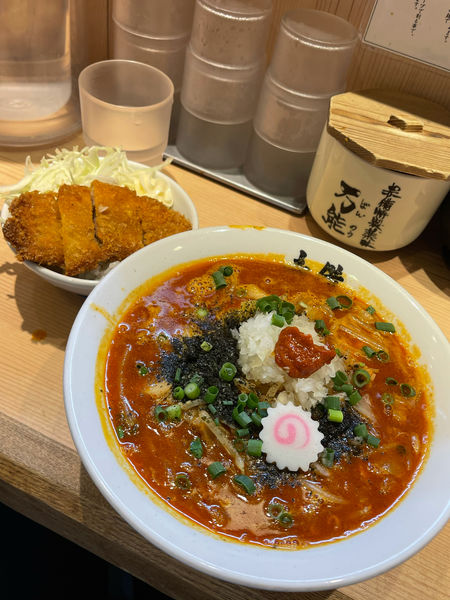 「赤辛中華そば並1000円＋ミニチャーカツ丼350円」@赤備の写真