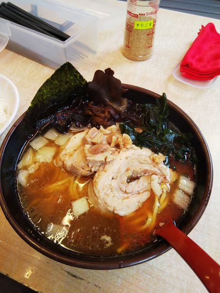 「ラーメン並 麺ふつう(中太麺)かため 味ふつう 脂ふつう」@イレブンフーズ  源流の写真