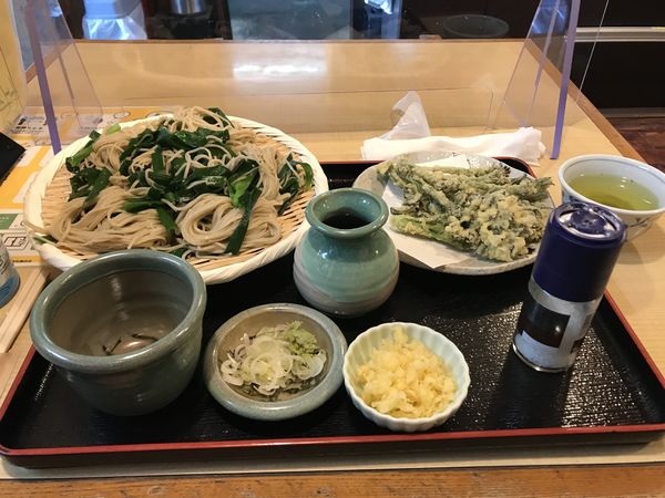 「ニラそば大盛り　タラの芽の天ぷら」@みっちゃん蕎麦の写真