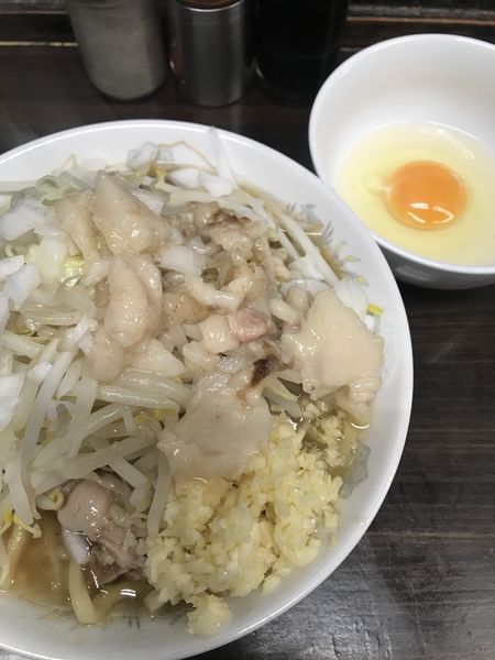 「ミニらーめん、生卵、ニンニク、アブラ、タマネギ」@らーめん虎丸の写真