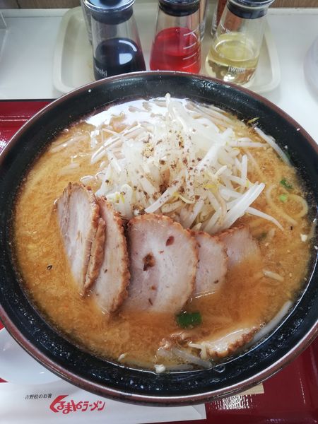 「味噌チャーシュー(5枚)大盛、もやし増量、味濃いめ」@くるまやラーメン 和光店の写真