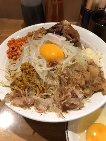 「まぜそば(大)+カレー粉+生たまご」@麺屋 神工の写真