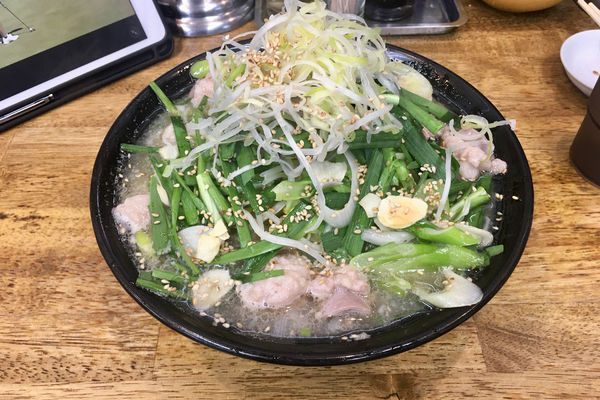 「【丸めの日期間限定】モツニラそば＋モツ/野菜プラス」@中華蕎麦 丸め 東久留米店の写真