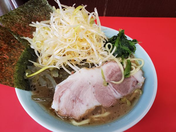 「ネギラーメン＋くきワカメ」@横浜家系ラーメン 心家の写真