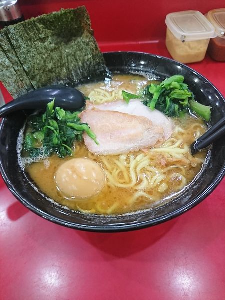 「ラーメン中盛り味玉青菜」@杉田家 千葉祐光店の写真