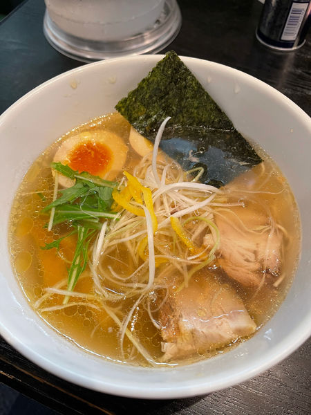 「ゆず塩らぁめん900円＋味玉100円」@らぁめん大山 アトレ川崎店の写真