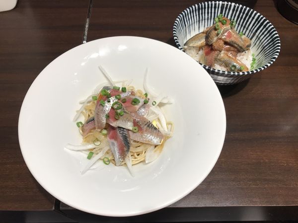 「イワシそば 450円 + イワシ丼 450円」@寿製麺 よしかわ 西台駅前店の写真