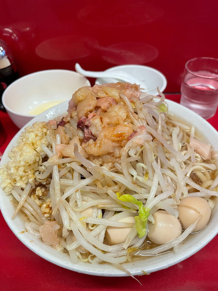 「小全部白ネギ生卵うずら」@ラーメン二郎 西台駅前店の写真