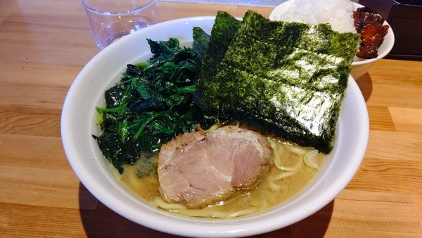 「ホウレン草ラーメン７９０円」@横浜家系ラーメン おか家の写真
