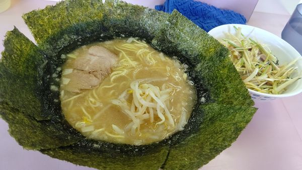 「ラーメン（トッピング、ノリ)＋ねぎ丼１０００円」@ラーメンショップ 緑ヶ丘店の写真