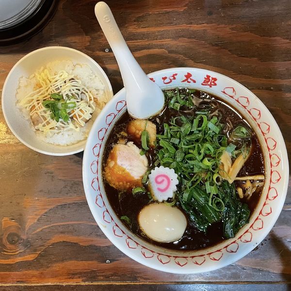 「味玉浅草ブラックラーメン ＋ 豚マヨごはん［ランチサービス］」@醤油らーめん きび太郎の写真