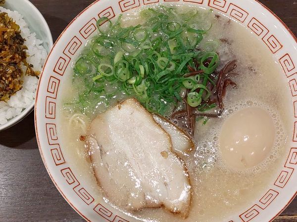 「博多ラーメン＆小ライス（ランチ限定）＋味玉」@博多らーめん 濱田屋 北千住店の写真