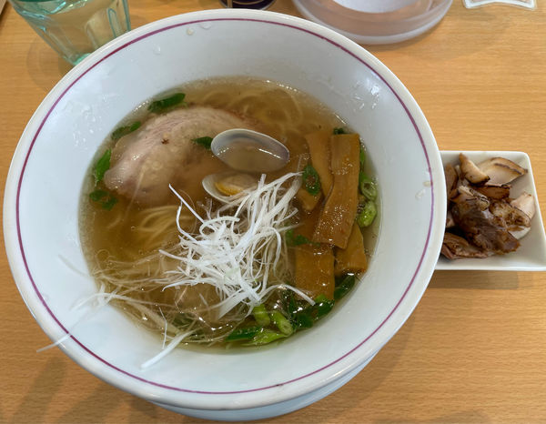 「貝塩ラーメン　切り落としチャートッピ」@らぁ麺食堂 吉凛の写真