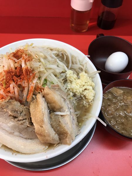 「ミニブタ、肉かすアブラ、生卵、ヤサイ、ニンニク、トウガラシ」@ハナイロモ麺 吉祥寺本店の写真