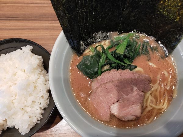 「ラーメン680円+のり100円+ライス(無料サービス)」@横浜らーめん渡来武 総本店の写真