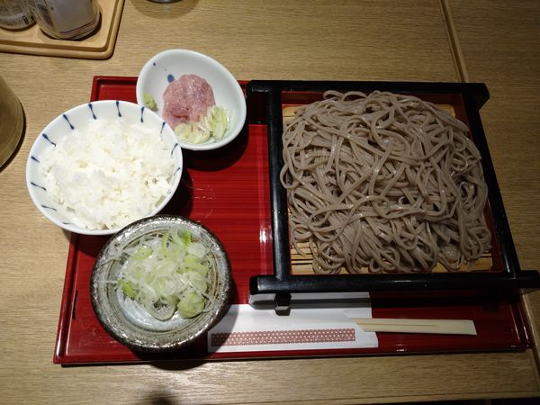 「もり蕎麦 大盛り（780円）＋ネギトロ小丼（200円）」@そばえもん 大崎店の写真