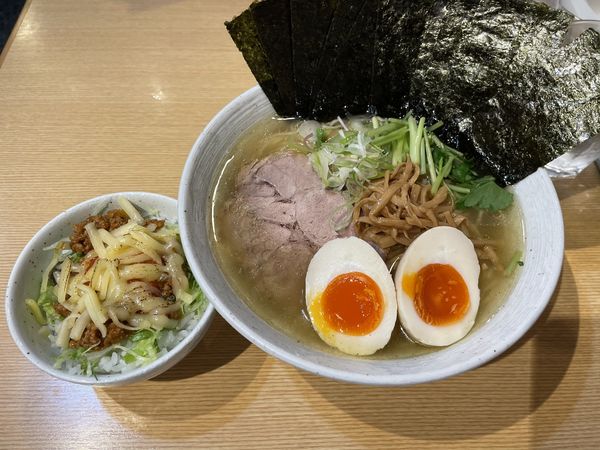 「味玉しょうゆら〜めん、大盛り、のり、日替りご飯:タコスライス」@麺や そめいよしのの写真
