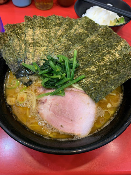 「ラーメン中盛 海苔増 ライス」@家系総本山 ラーメン吉村家の写真