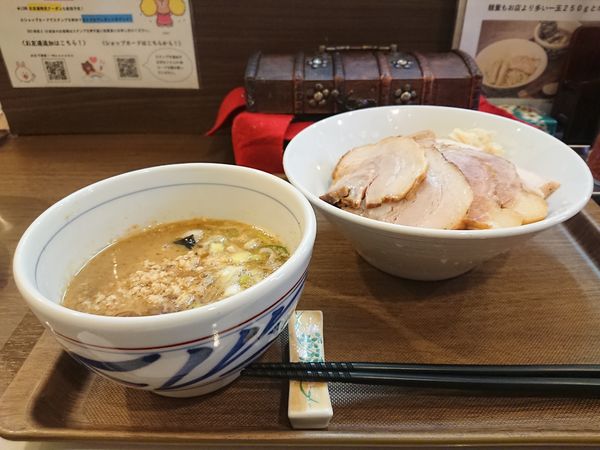 「三種のチャーシューつけめん＋鶏ほぐし＋岩磯海苔」@つけめん さなだの写真