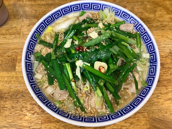 「【期間限定】宮崎牛 モツニラそば 吊るし焼豚入り（並）」@中華蕎麦 丸め 東久留米店の写真