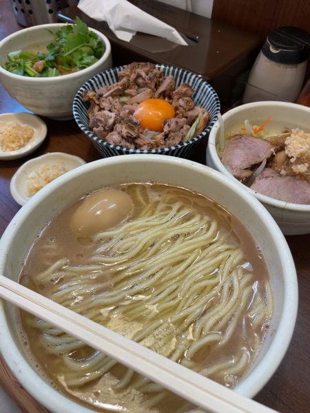 「らーめん＋スタベジ＋スパベジ＋味玉＋生にんにく、豚ごはん」@麺処 一笑の写真