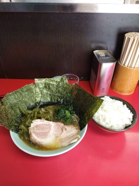 「ラーメン+のり+茎わかめ　900円」@横浜家系ラーメン 心家の写真