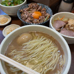 らーめん＋スタベジ＋スパベジ＋味玉＋生にんにく、豚ごはん