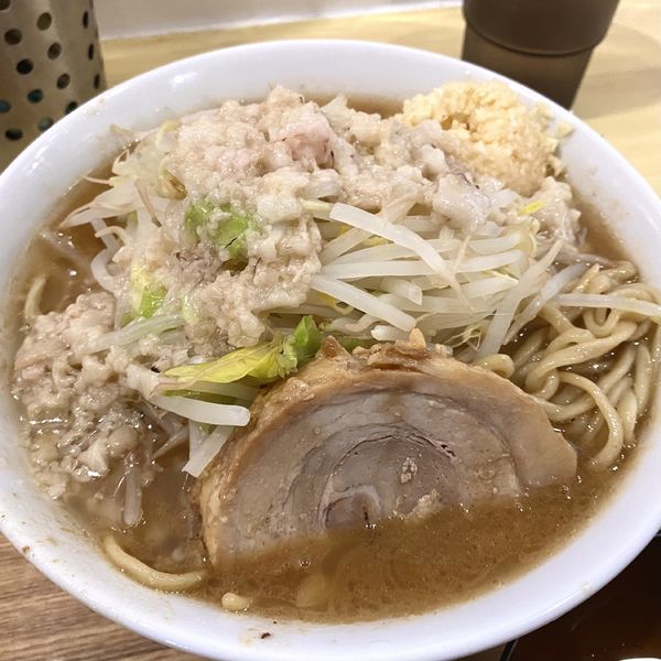 「ラーメン 中盛（しょうゆ）ニンニク・あぶら＋生玉子」@らーめん おうかの写真