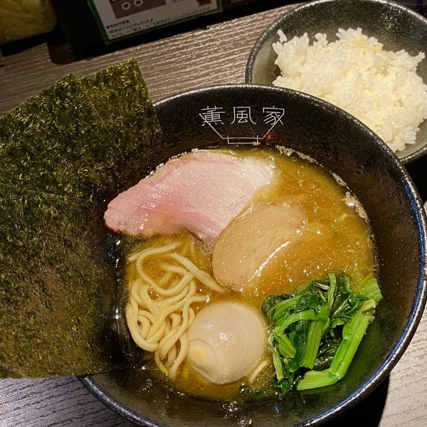 「家系ラーメン＋バラチャーシュー＋半ライス＋味玉」@横浜家系 薫風家の写真