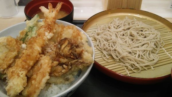 「元祖オールスター天丼 小そばセット 940円」@天丼てんや 日暮里店の写真