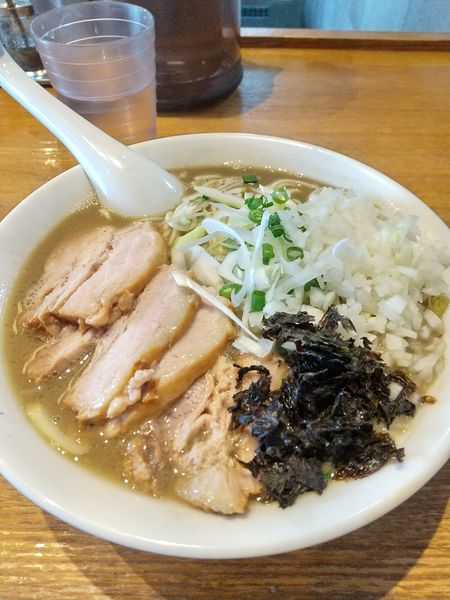 「濃厚煮干しそば(中)+チャーシュー+玉ねぎ」@中村屋総本山の写真