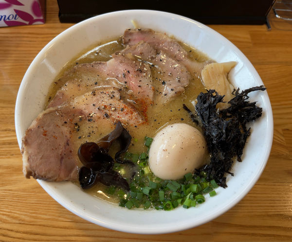 「煮干しそば+チャーシュー増し+煮玉子（1250円）」@麺や 一想の写真