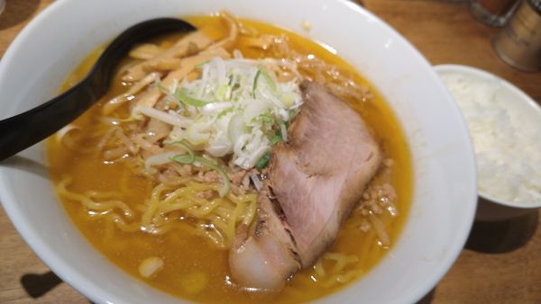 「味噌らぁめん、麺大盛り、小ライス」@札幌味噌麺 優の写真