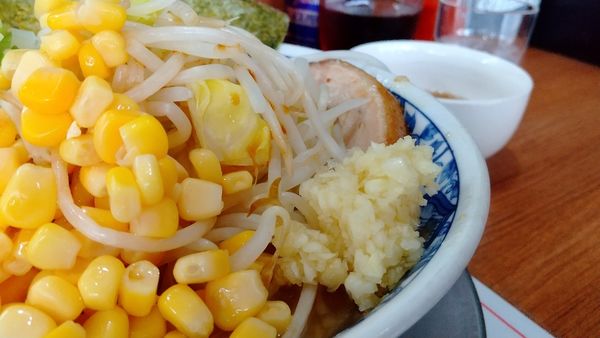 「#ラーメン #770円 #味付き脂 #コーン #葱 #ニンニク」@ラーメン ぶぅさんの写真