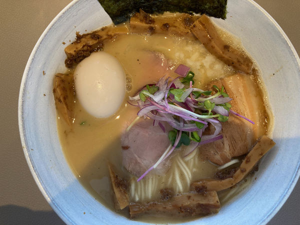 「TRIOソバ塩 800円（メンマ+味玉）」@らーめん 和なり TRIOの写真