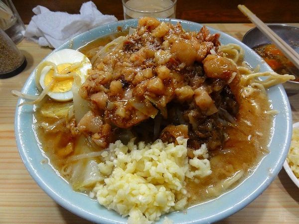 「富士丸ラーメン900円麺少生卵チョイ脂ニンニク多め炙り」@ラーメン富士丸 明治通り都電梶原店の写真