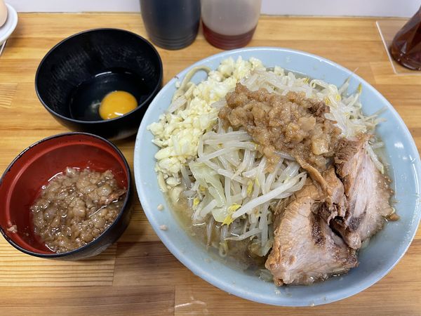 「ラーメン、ヤサイ、ニンニク、アブラ、生卵」@俺の生きる道 白山店の写真