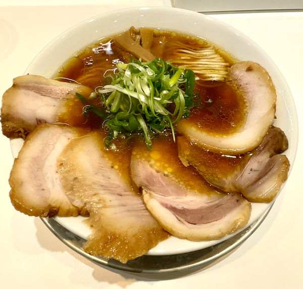 「醤油ラーメン+煮豚トツピッング（1560円）」@上方レインボーの写真