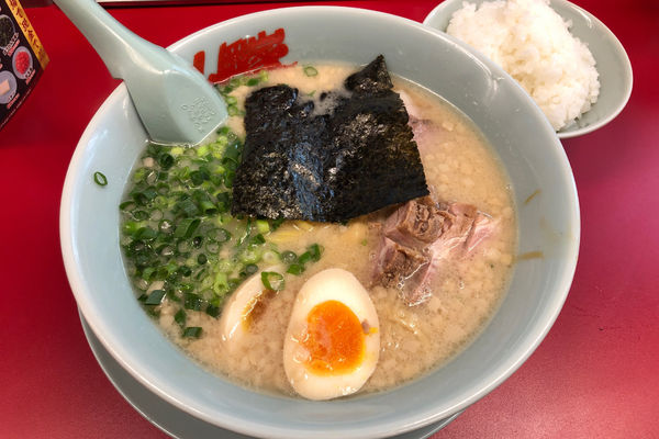 「プレミアム塩とんこつ890円+半ライス130円」@ラーメン山岡家 鶴ヶ島店の写真