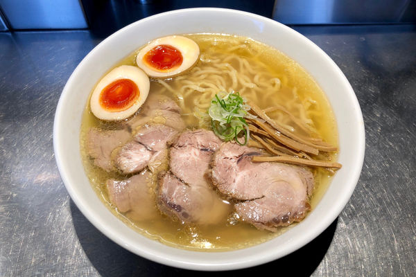 「塩チャーシューめん(大)1,000円+味玉半分50円」@自家製麺 らあめん吟の写真