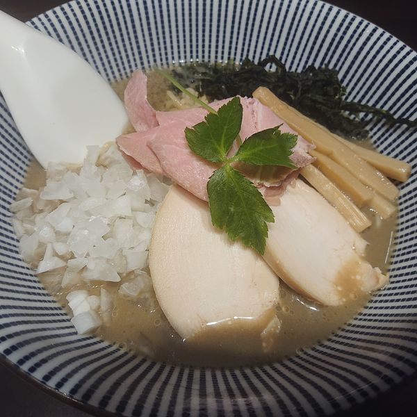 「冷やし一番搾りそば860円、昆布水の冷やしいわしそば520円」@寿製麺 よしかわ 西台駅前店の写真