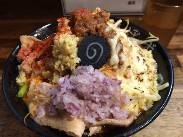 「旨辛味噌らーめん(全部、ムラサキ)+炙りチーズ 950円」@旨辛味噌らーめん ぼんずの写真