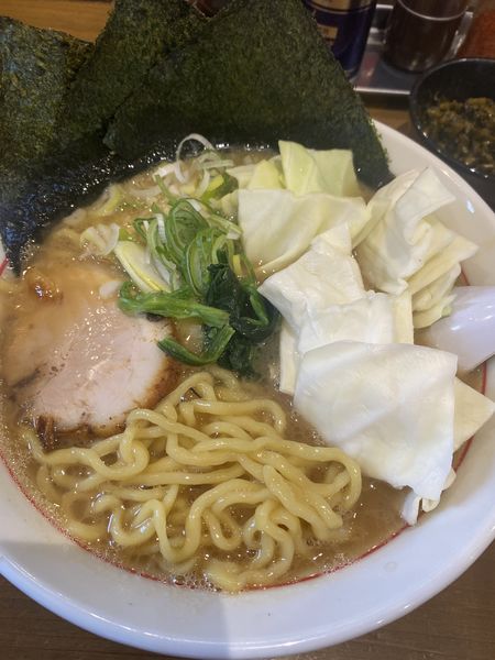 「うまいラーメン中盛+キャベツ高菜」@松福 御殿場インター店の写真