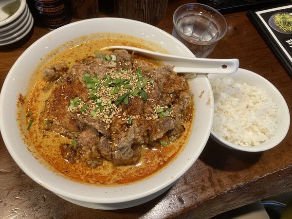「でか肉坦々麺（辛さ普通）＋サービス小ライス」@永吉の写真